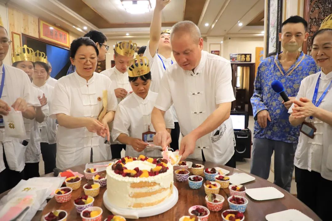 爸媽在線是咱的家——爸媽在線家人康養基地舉辦溫馨員工集體生日會